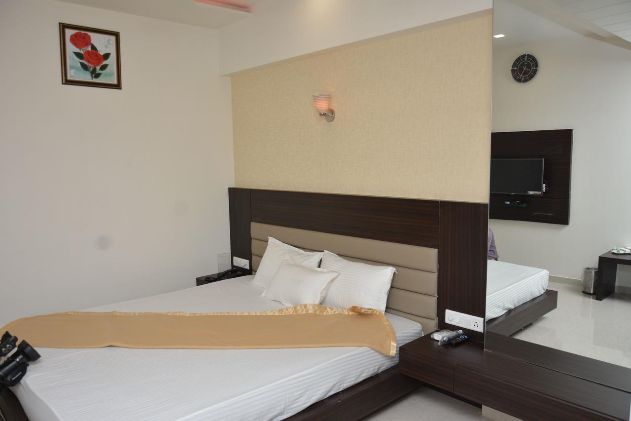 Hotel Darshan Rajula ภายนอก รูปภาพ